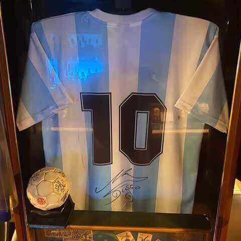 マラドーナのサイン入りユニフォーム