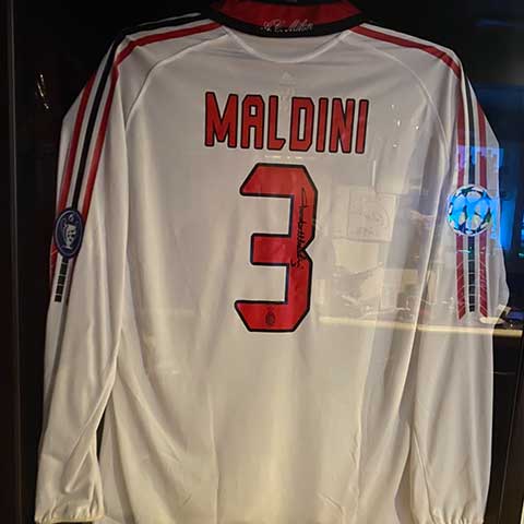 マルディーニのサイン入りユニフォーム